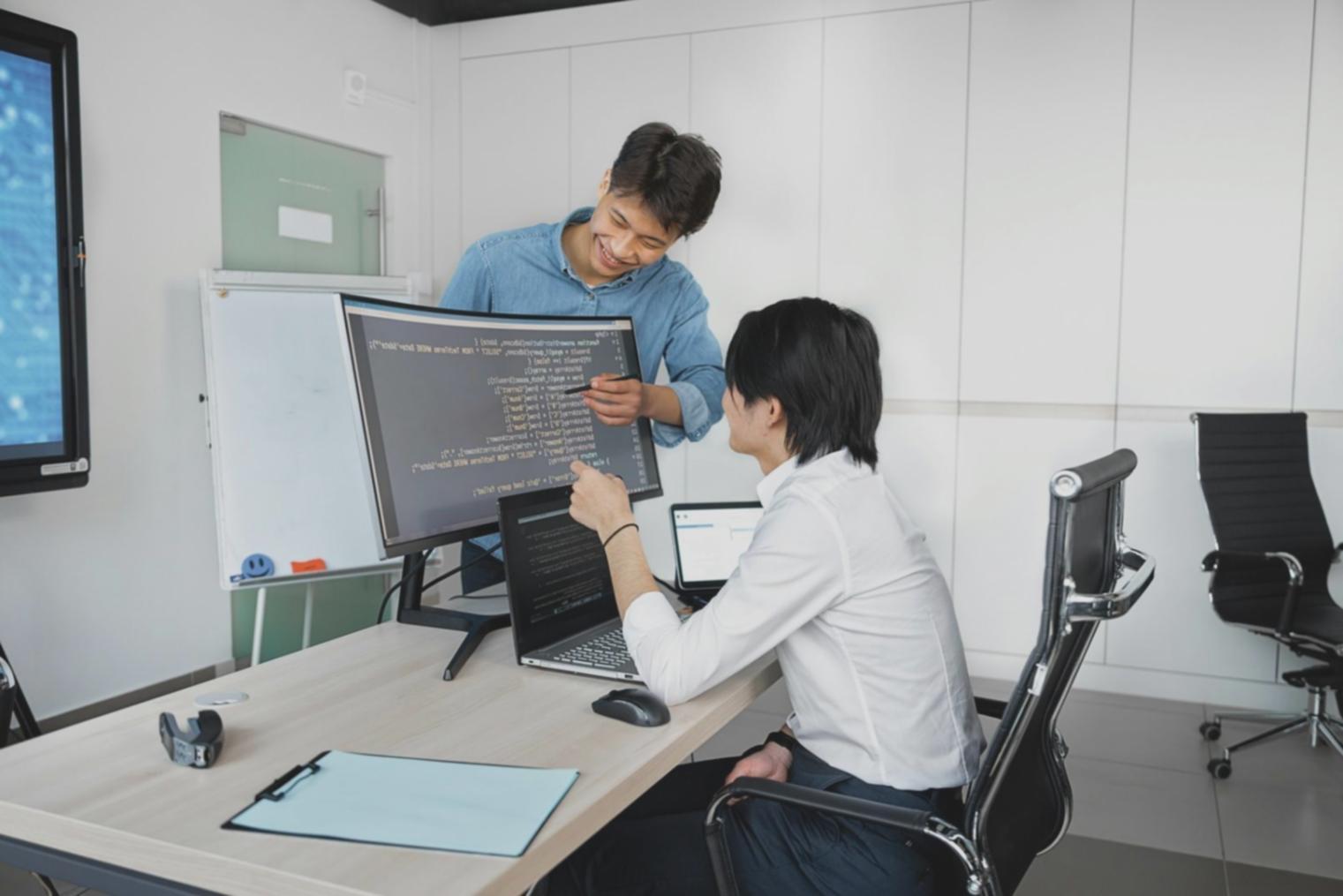 Studenti che lavorano su progetti di design UI/UX con strumenti digitali professionali