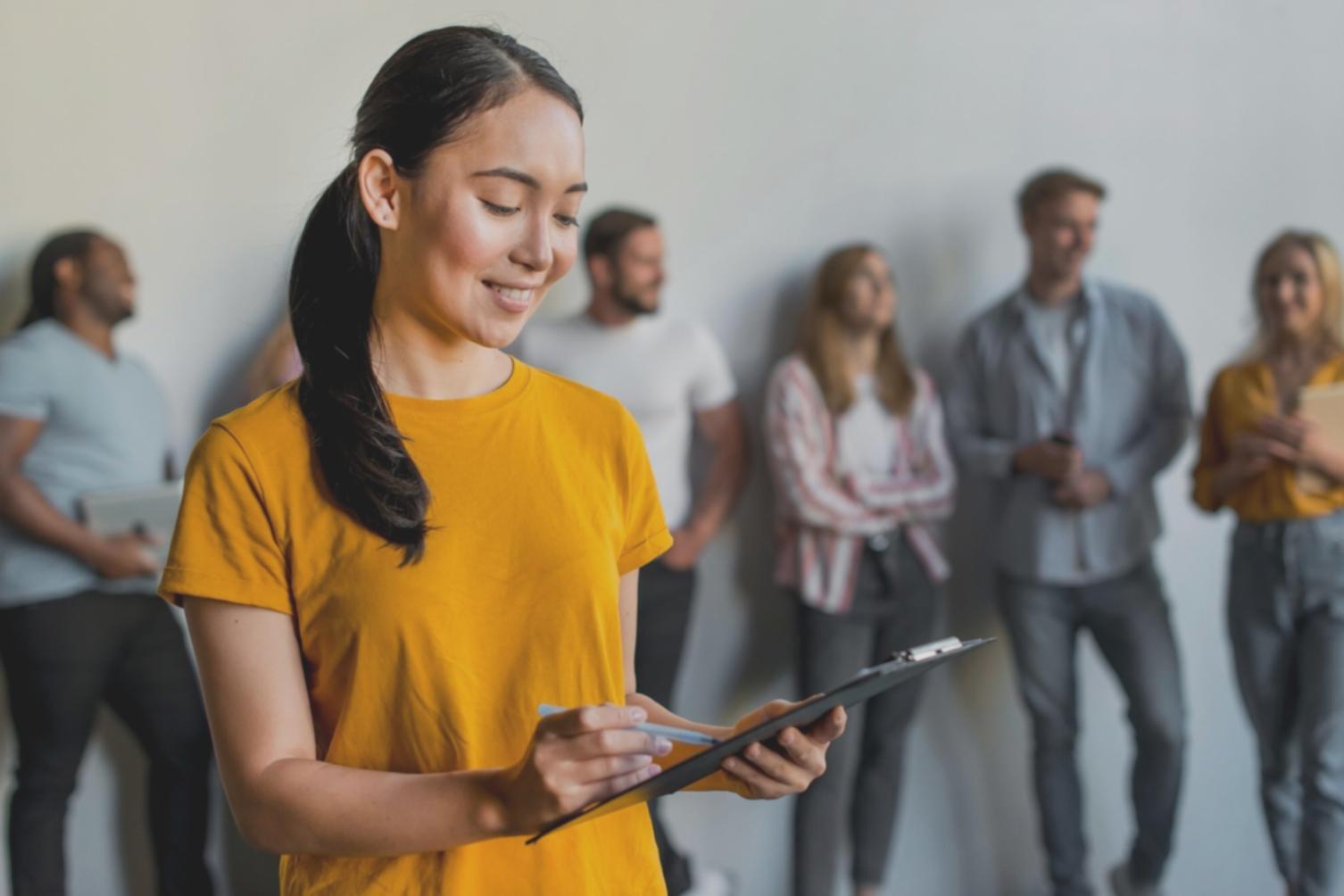 Analisi di grafici statistici su schermo di computer