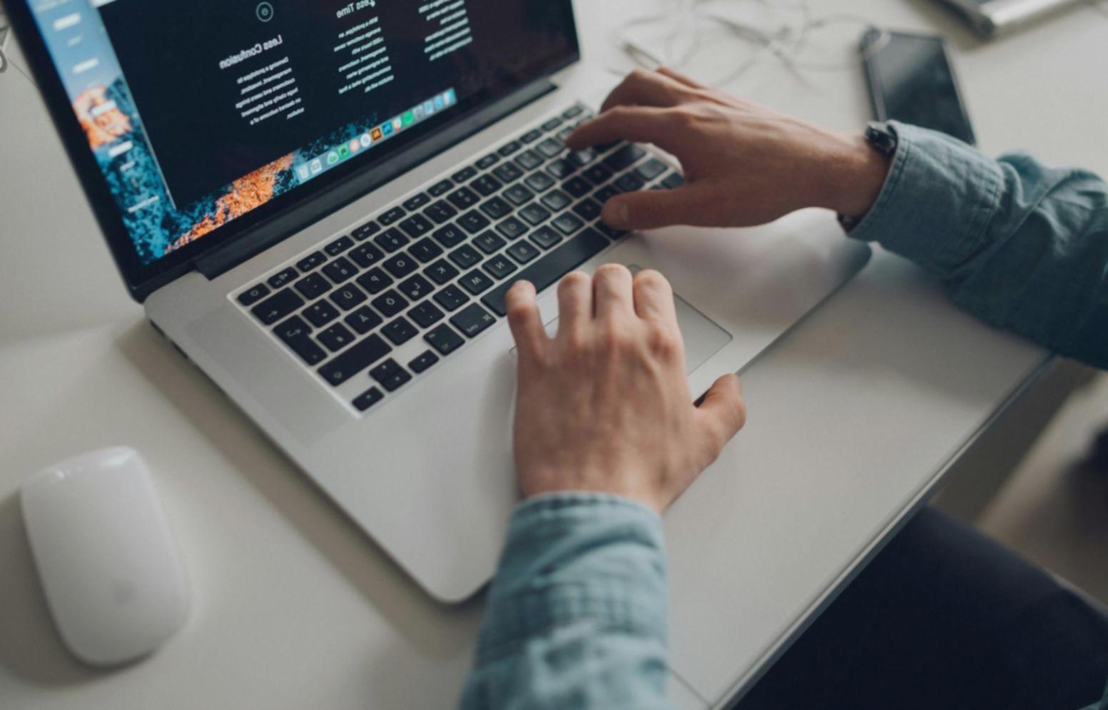 Visualizzazione di dashboard analitiche con grafici e metriche aziendali